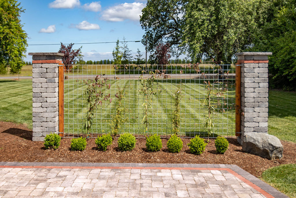 Chateau Wall™ Cambridge Blend columns with living wall lattice hog panel