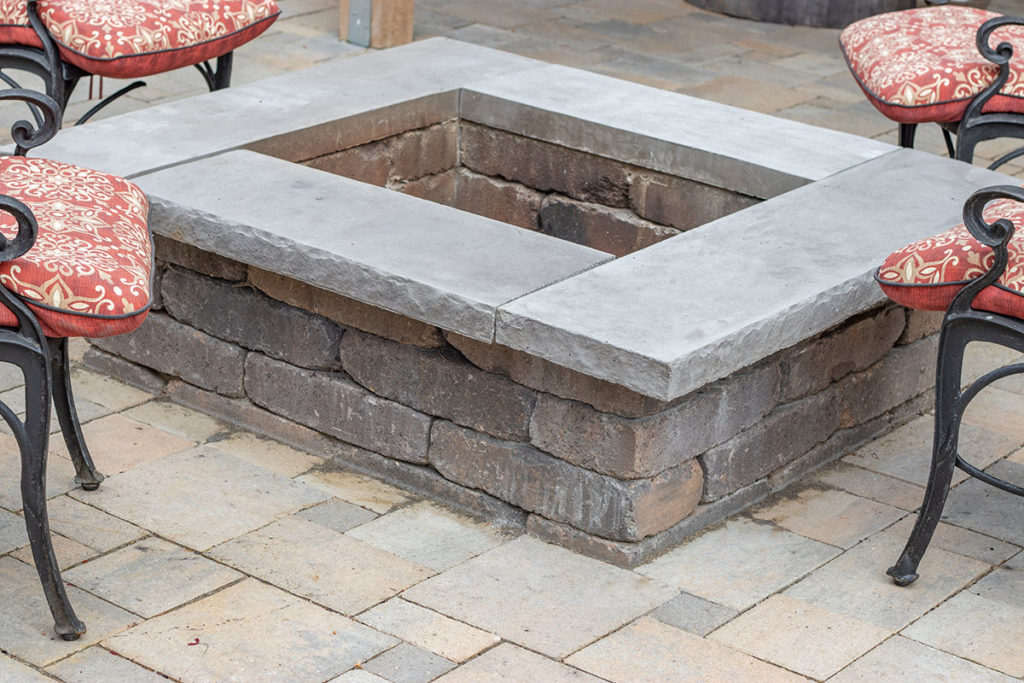 Square fire pit using Chateau Wall™
