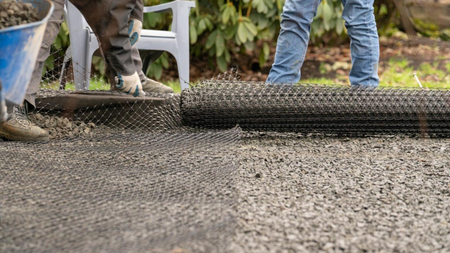 How to Lay Interlocking Paving Stones Over Permeable Base | DIY