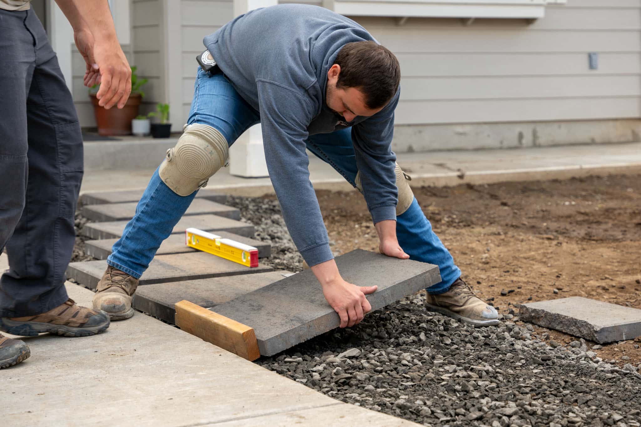 How to Install a Stepping Stone Walkway with Pavers